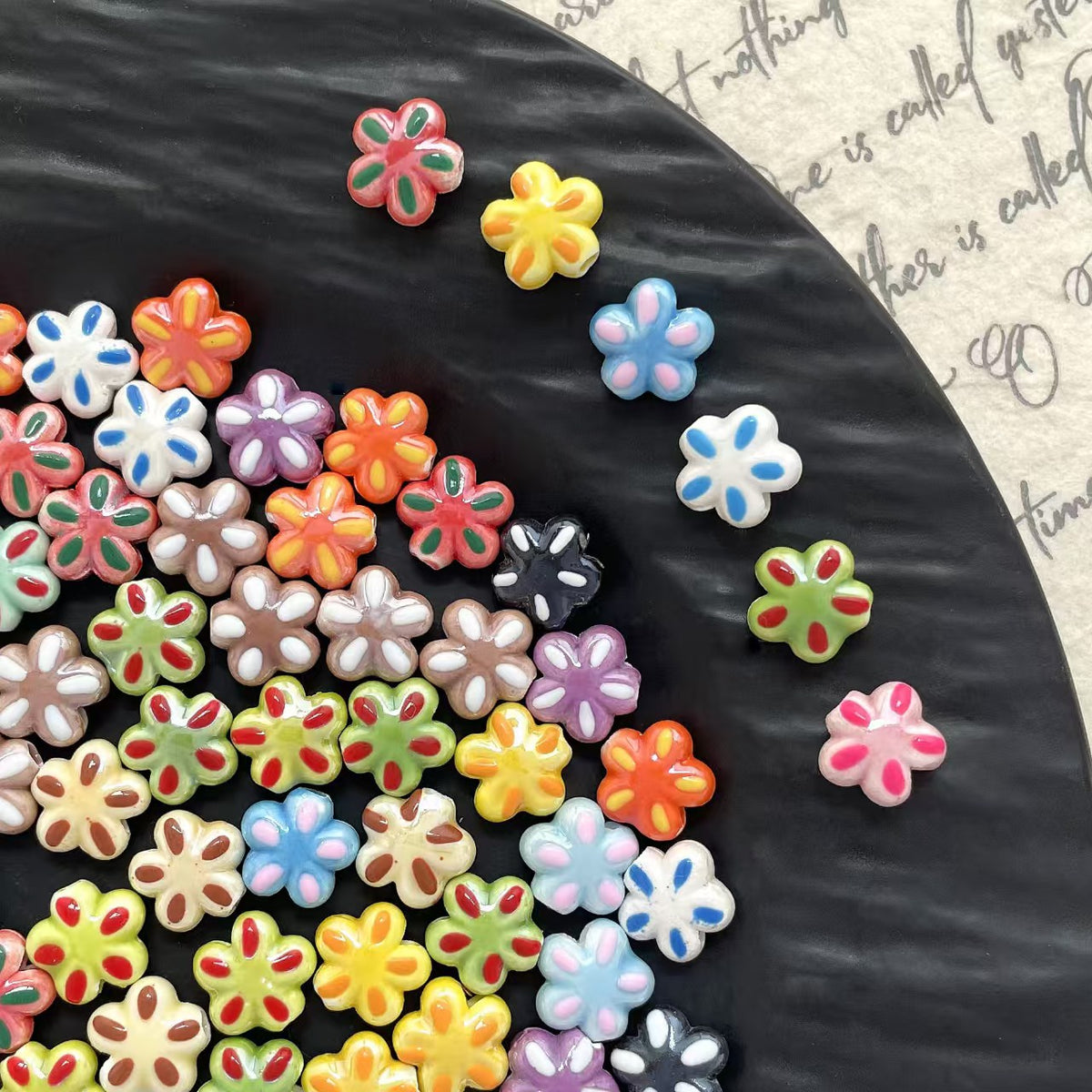 ✨【NEW】Ceramic Rim Flower | Multicolor Rim‑Bordered Ceramic Flower Beads for DIY Bracelets, Phone Charms & Jewelry Making