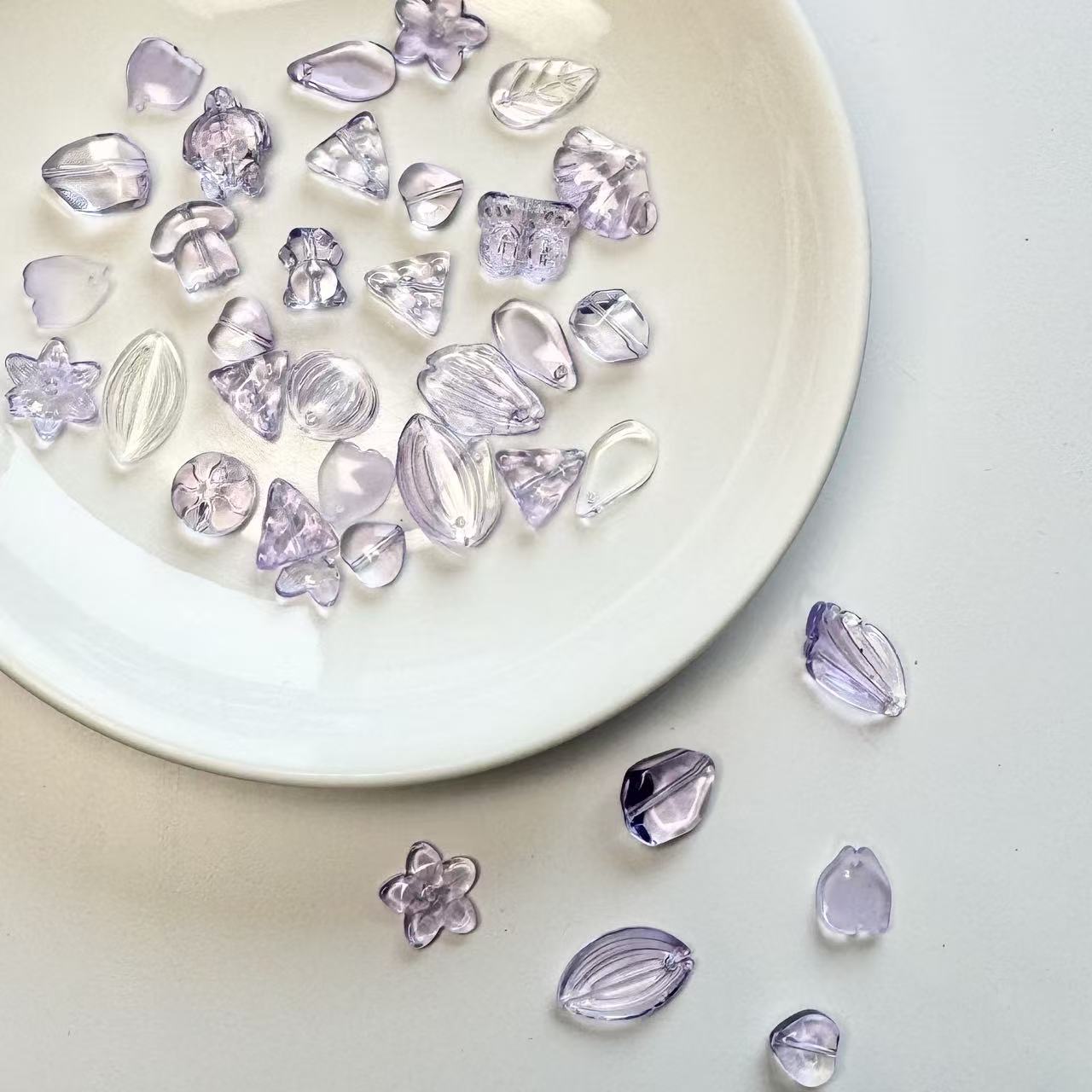 ✨【NEW】Mixed Shapes Gradient Glass Beads Mix, Iridescent Transparent Glass Charms for Handmade Jewelry DIY Bracelet Earring Craft Supplies
